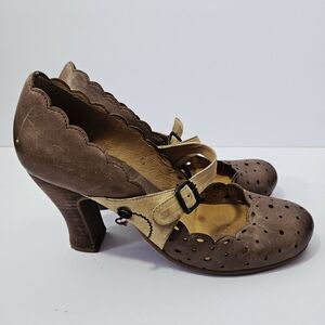 Scalloped Two-Tone Mary Jane Heels in Brown and Tan